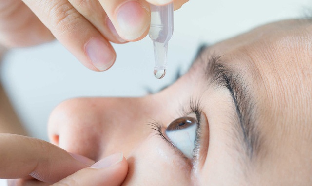 sử dụng thuốc nhỏ mắt cải thiện khô mắt mỏi mắt