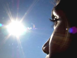 ánh nắng trực tiếp có thể gây hại cho mắt